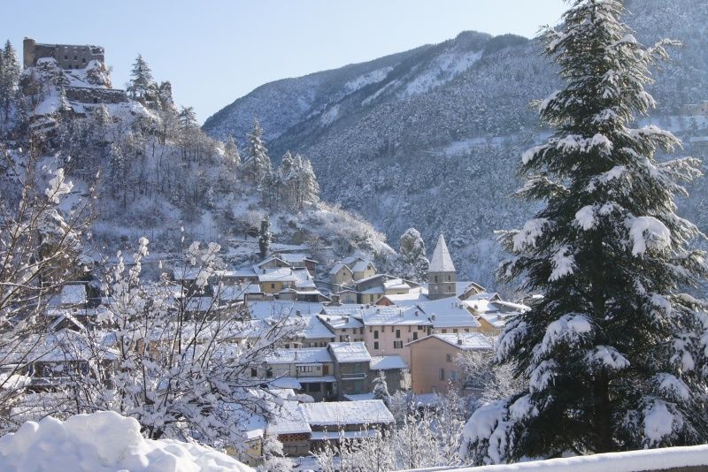 image Breathtaking mountain view over the charming snow-covered village of Guillaumes.