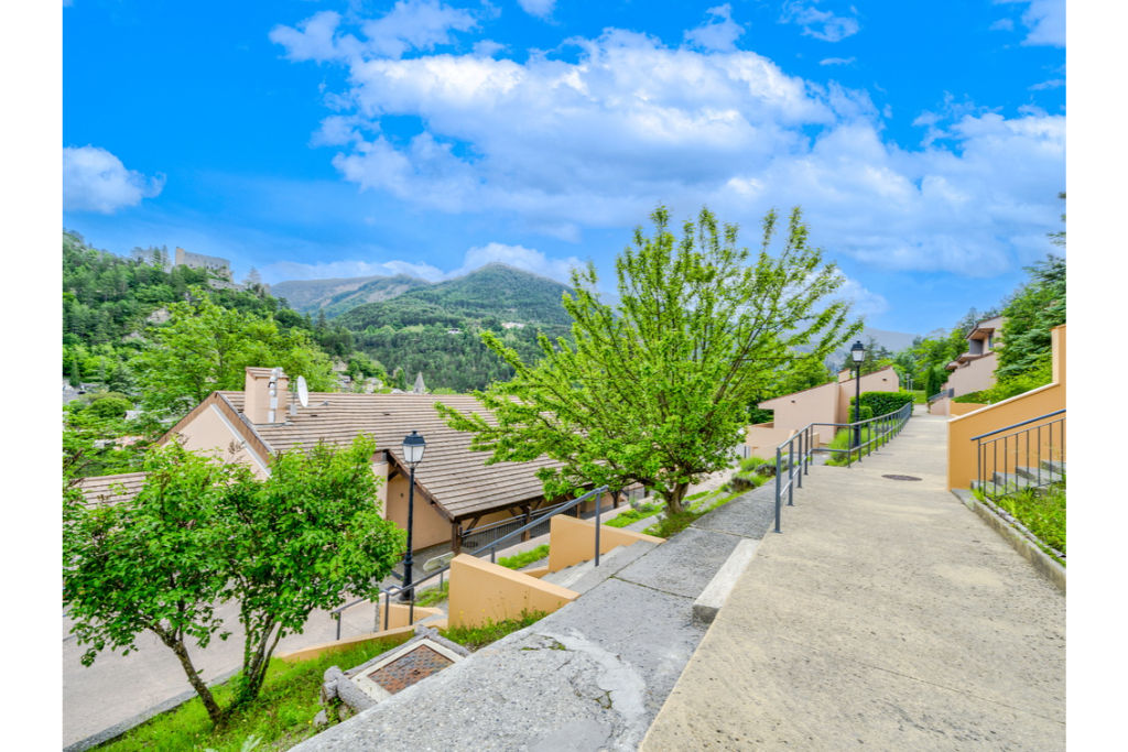 image Immerse yourself in the stunning scenery of this breathtaking location.