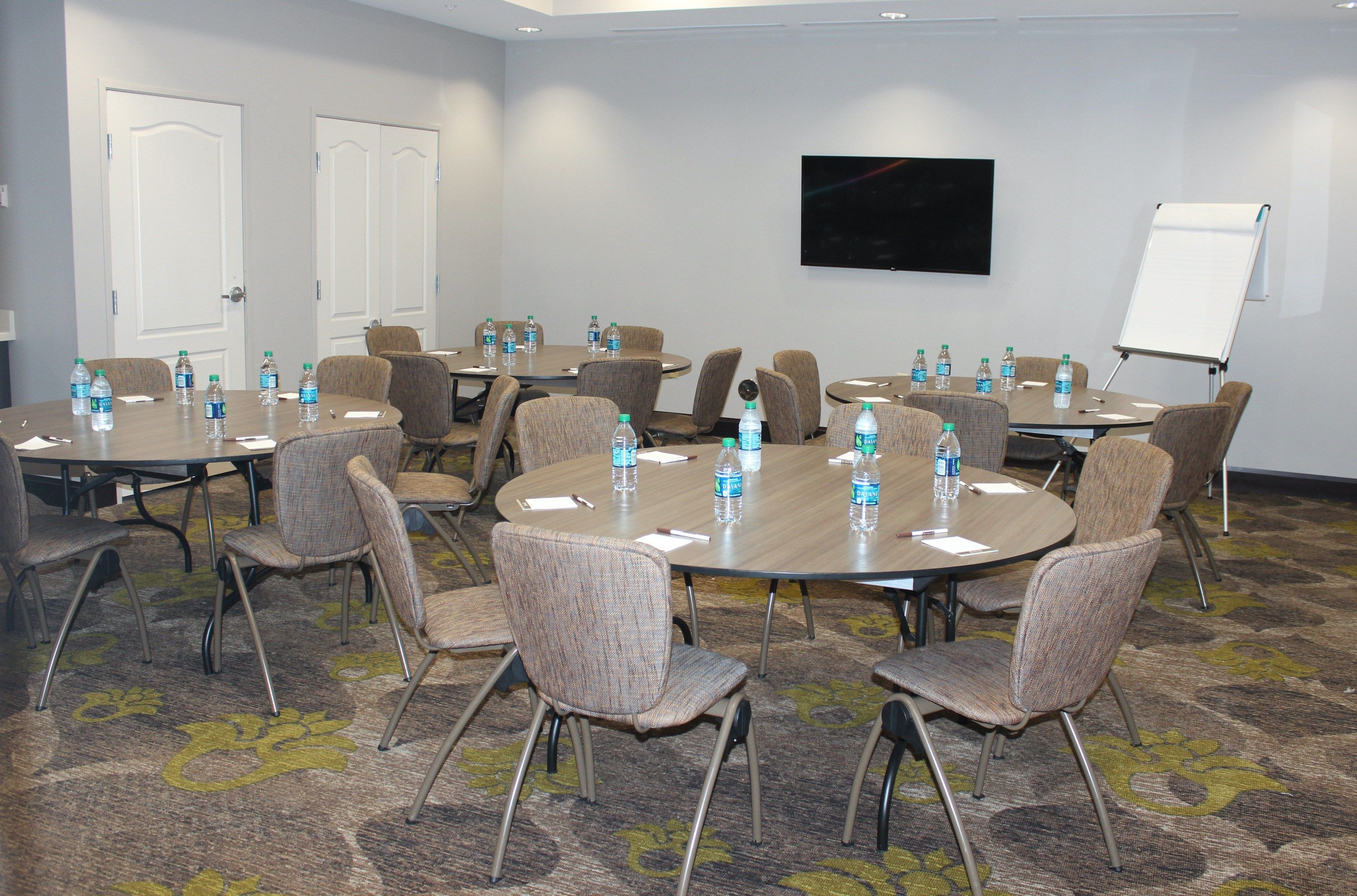 image Collaborate comfortably at round tables, perfect for brainstorming and creative discussions.