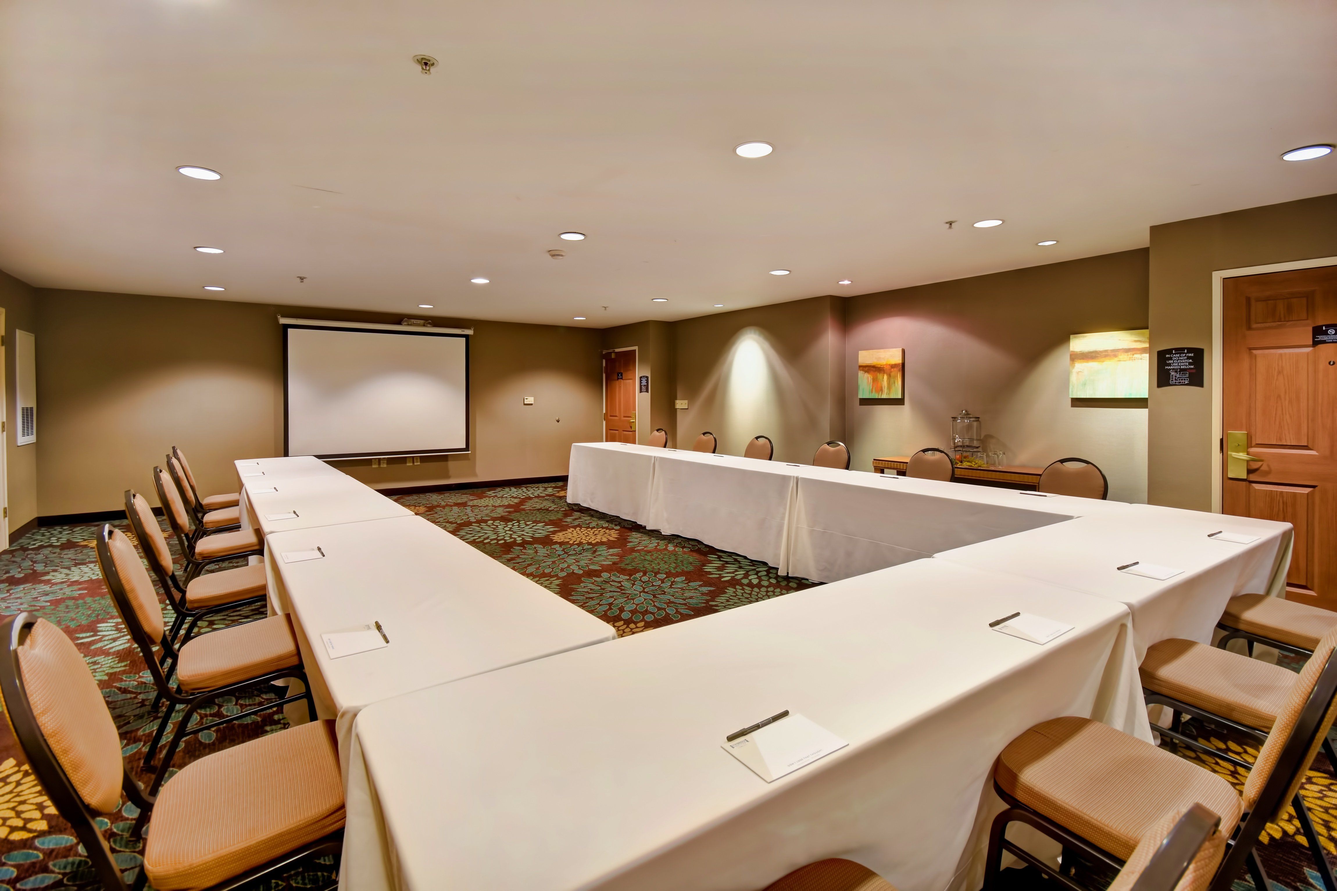 image Wisconsin Room in U-shape setup — flexible configuration for team meetings