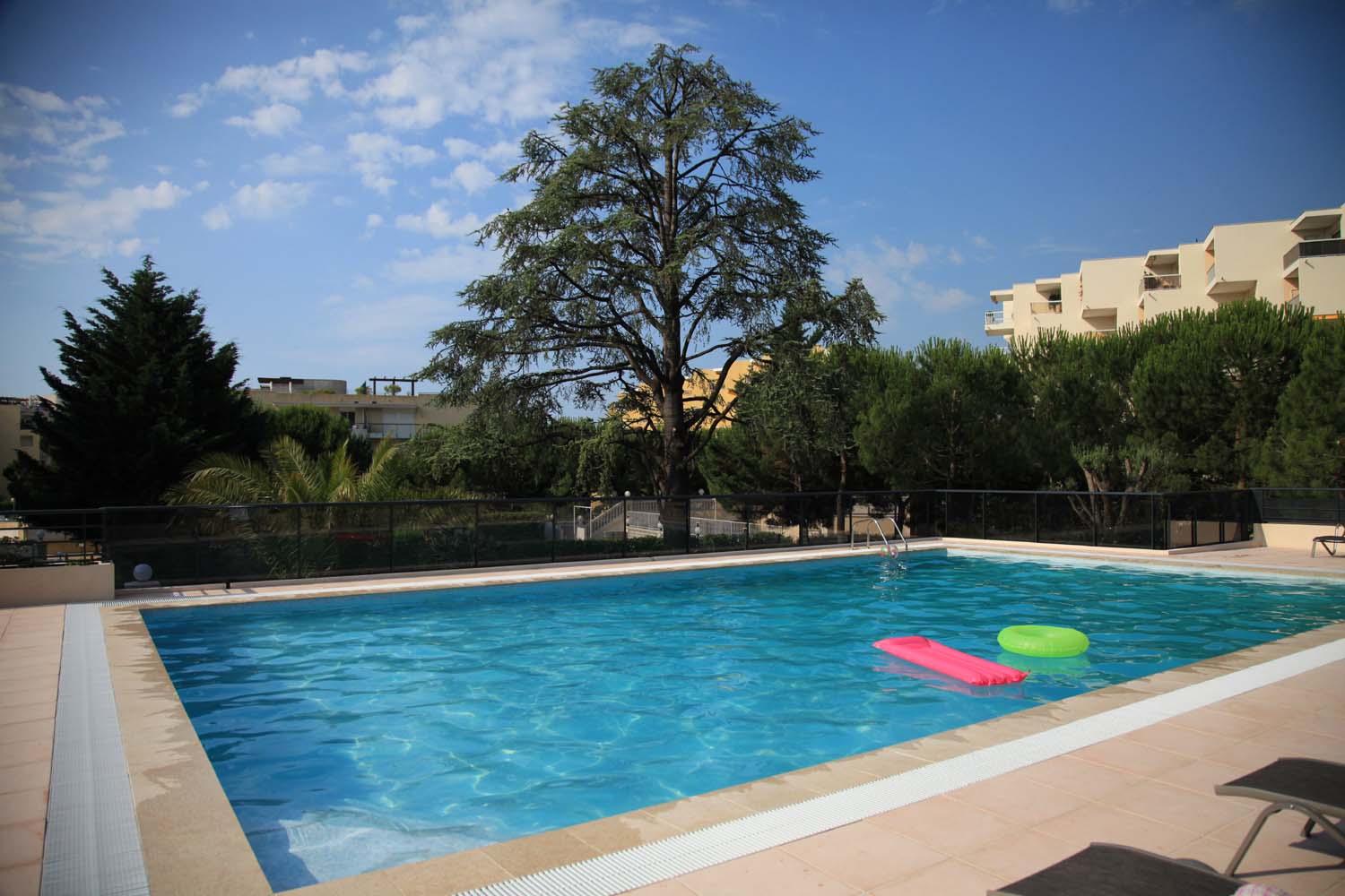 image Enjoy our heated outdoor swimming pool! Opened according to weather conditions.