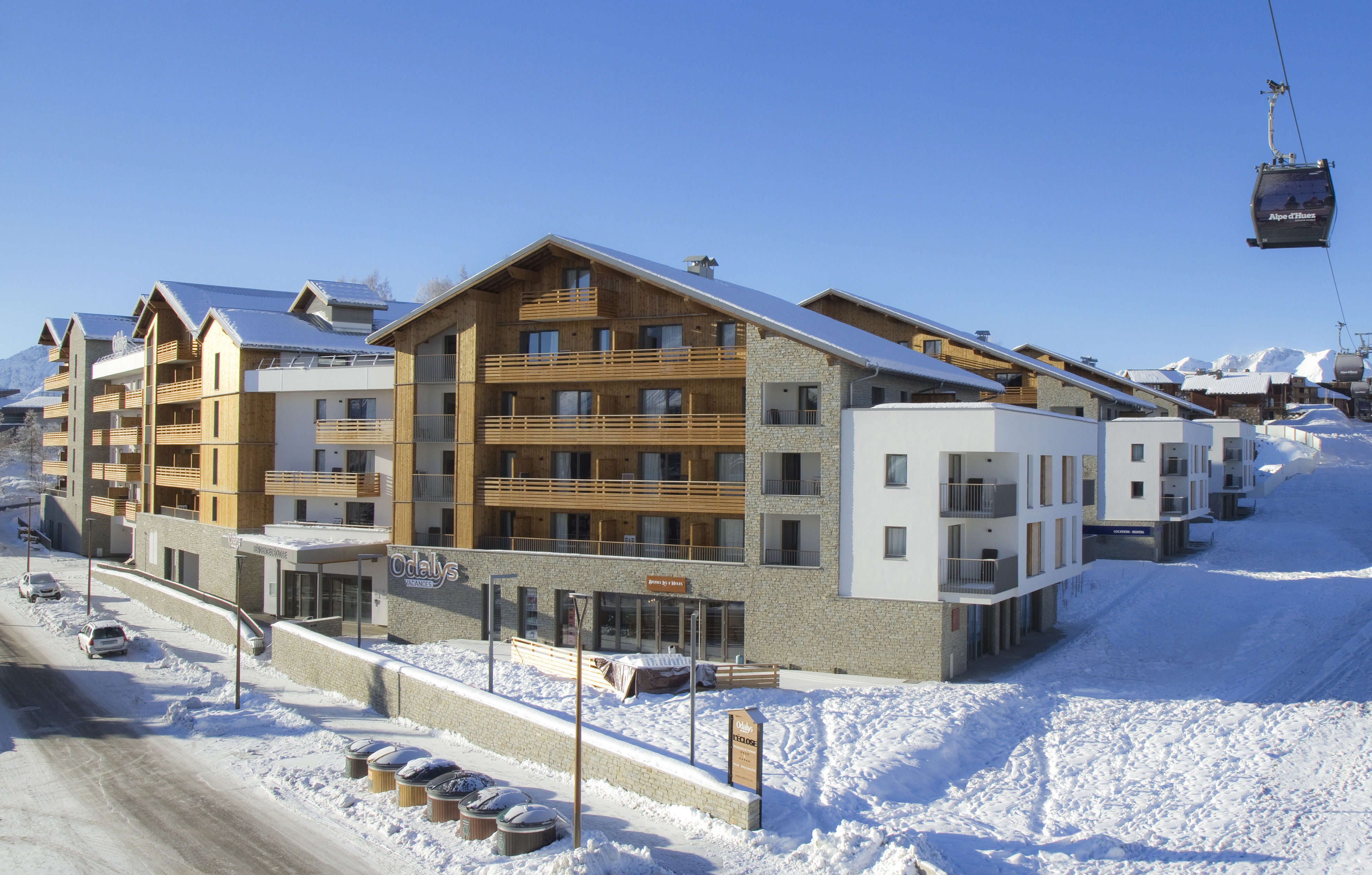 image Enjoy the picturesque snow-capped mountains in Alpe d'Huez!