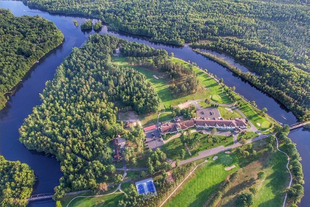 image There is enough space on-site for golf and outdoor enthusiasts.