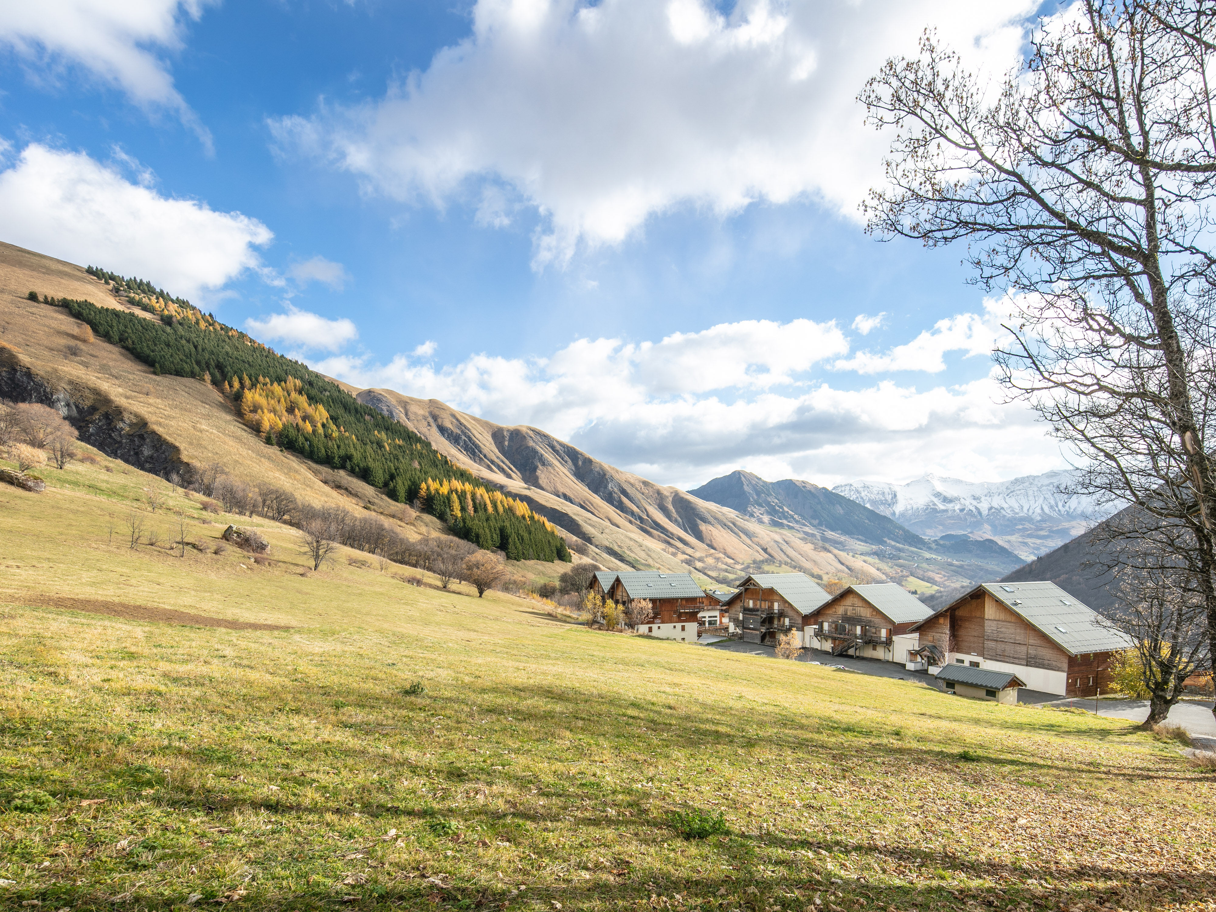 image Hameau de L'Alpage welcomes you in the heart of the resort of Saint Sorlin d'Arves in the Pierre Aigüe district, 250m from the first shops.
