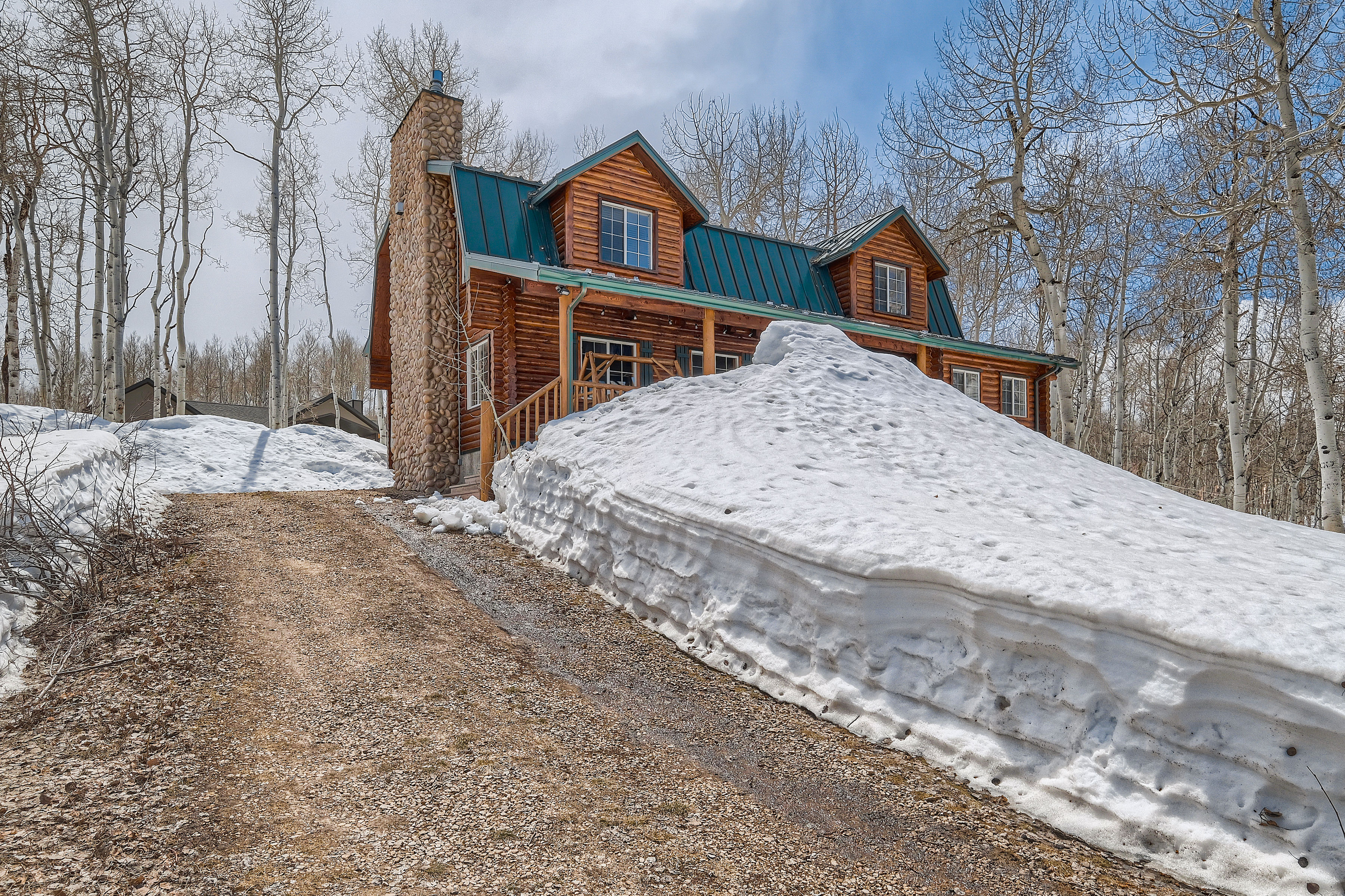 image Up to 4 vehicles can park in the driveway.