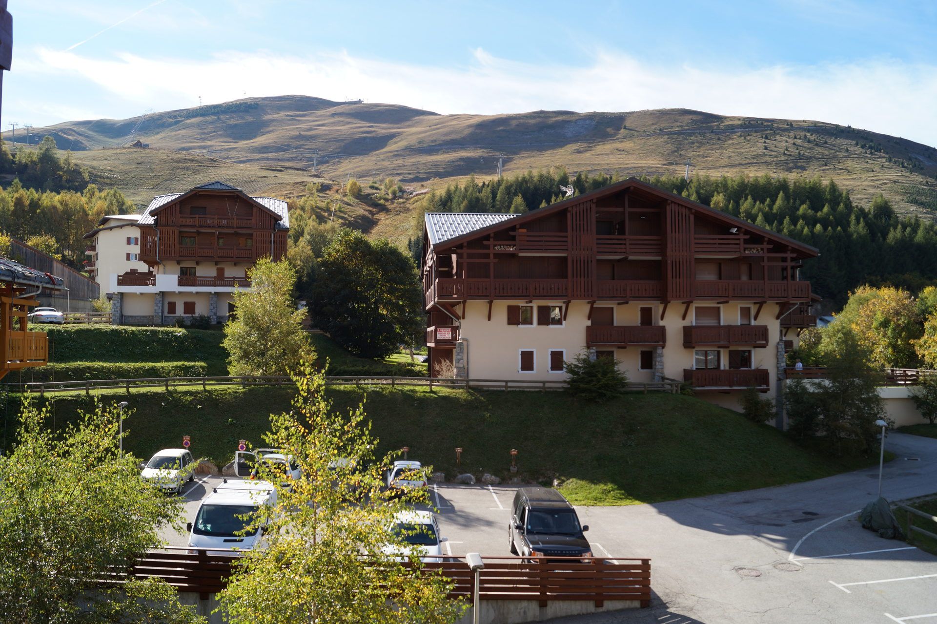 image Chalet-style apartment in Les Deux Alpes with a backdrop of rolling hills.