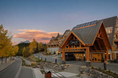 Admire the stunning architecture and warm welcome of Hotel Canoe and Suites, nestled amidst breathtaking surroundings.
