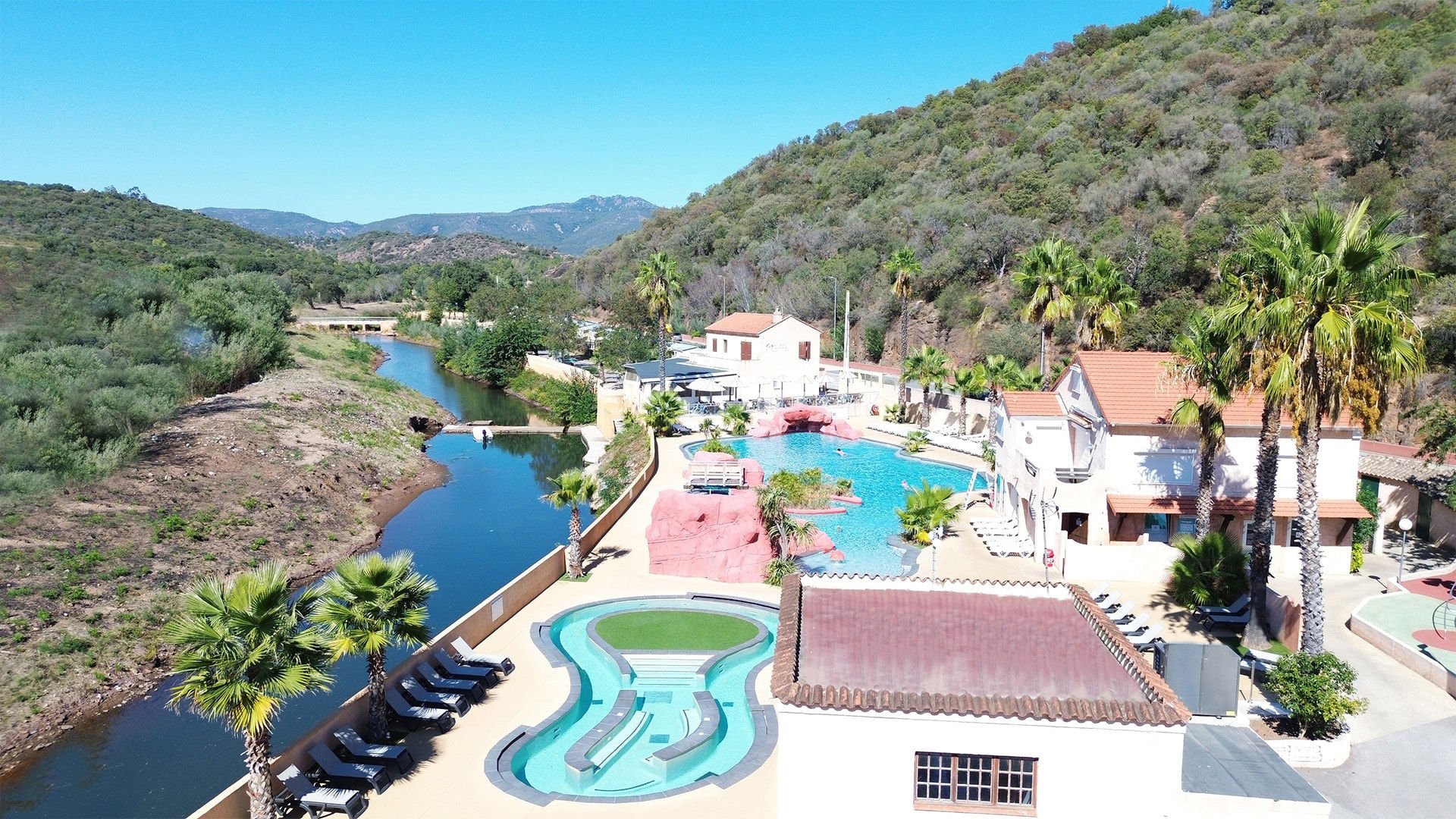 image Our lush 4-star campsite offers the ultimate escape with aquatic delights nestled in the heart of the Côte d'Azur.