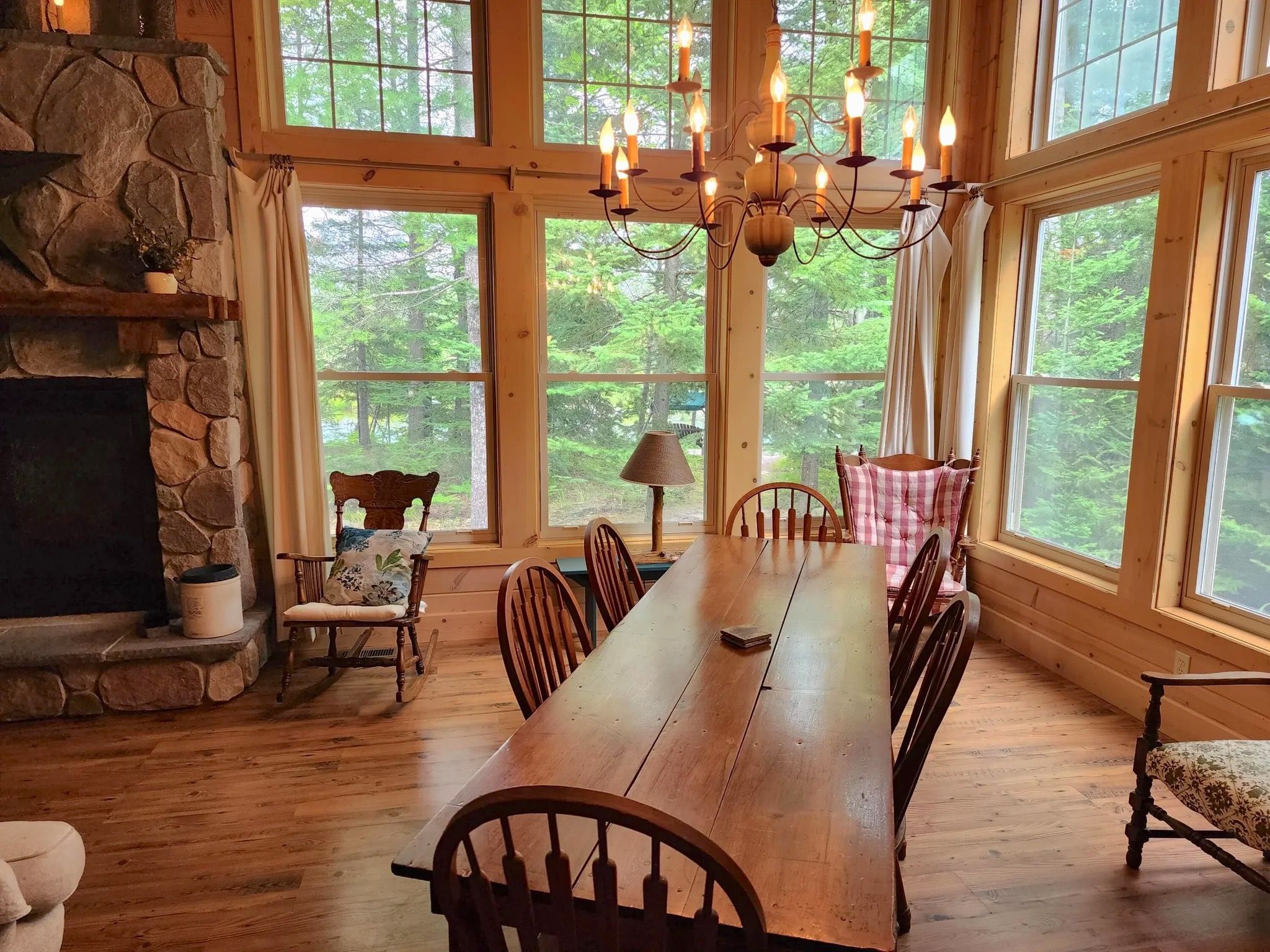 image Enjoy family meals in this dining area with floor-to-ceiling windows and beautiful forest views.
