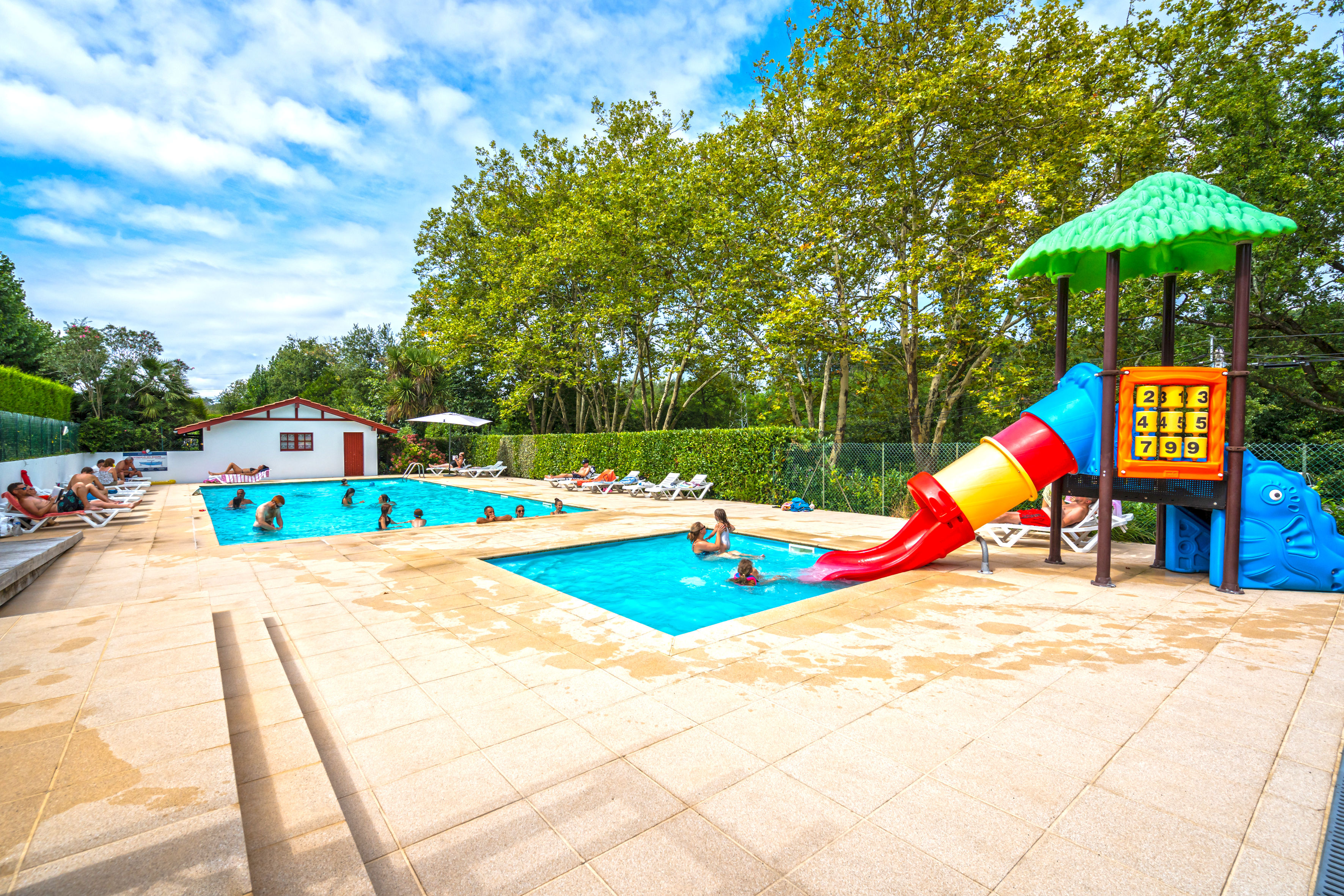 image Du plaisir en famille vous attend dans notre piscine extérieure avec une zone de jeux pour enfants et un toboggan.