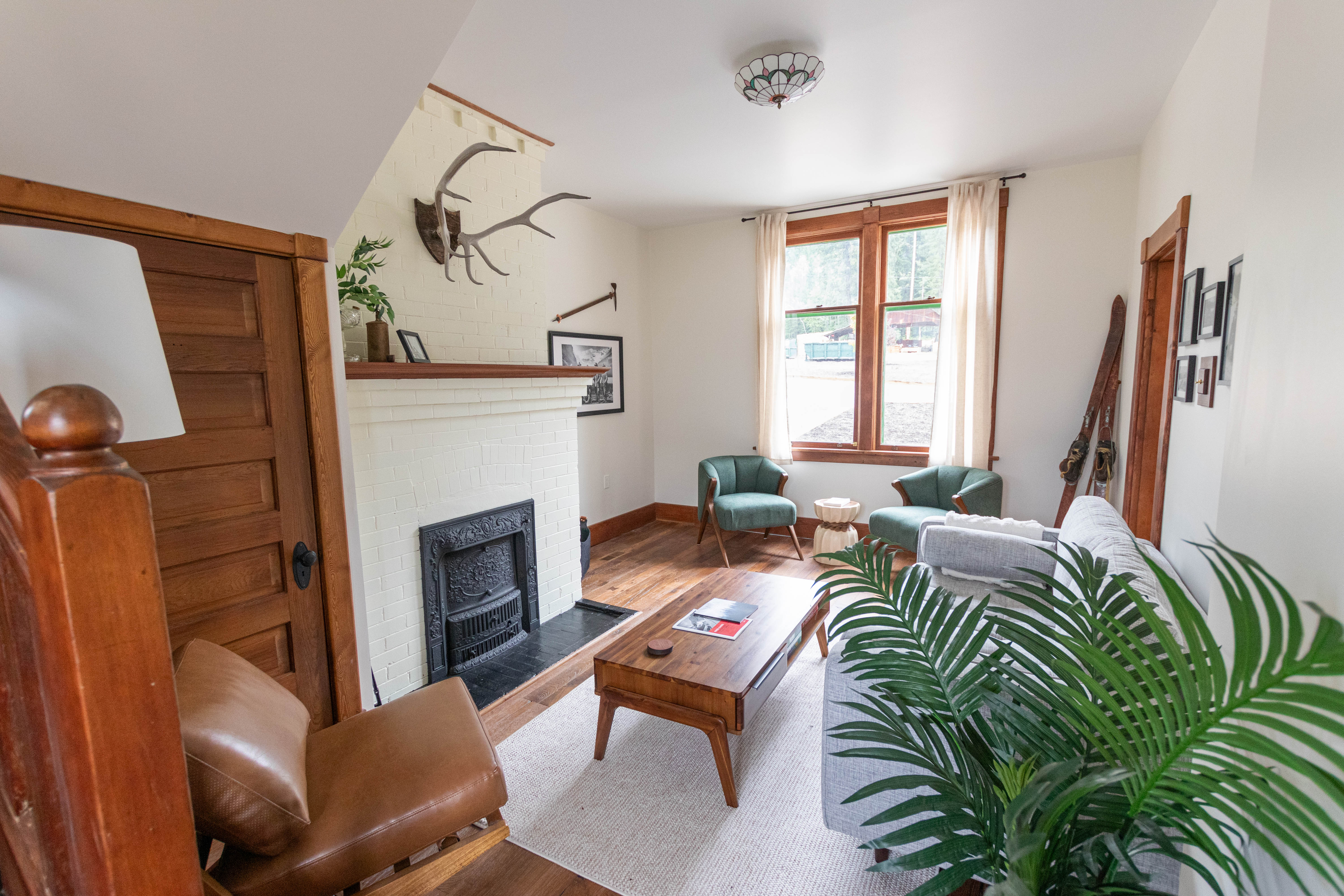 image Relax in this cozy living space, perfect for unwinding after a day of adventure. The room is filled with natural light, creating a warm and inviting atmosphere.