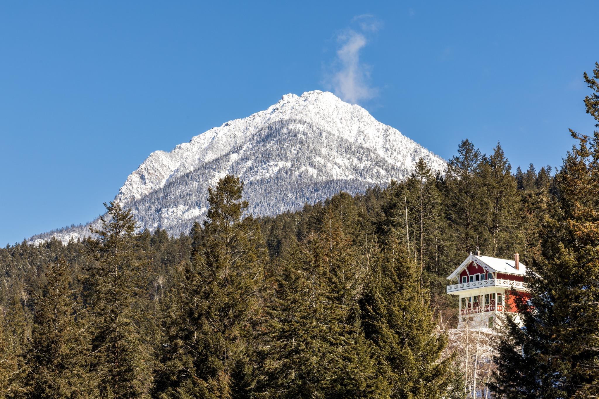 image The chalet is perfectly positioned against the backdrop of stunning snow-capped peaks, making it an ideal location for nature lovers and adventure seekers alike.