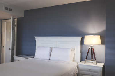 Enjoy a restful sleep in the comfortable bedroom featuring a cozy bed.