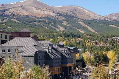 Stunning mountain views surround this charming alpine retreat, offering the perfect blend of nature and relaxation.