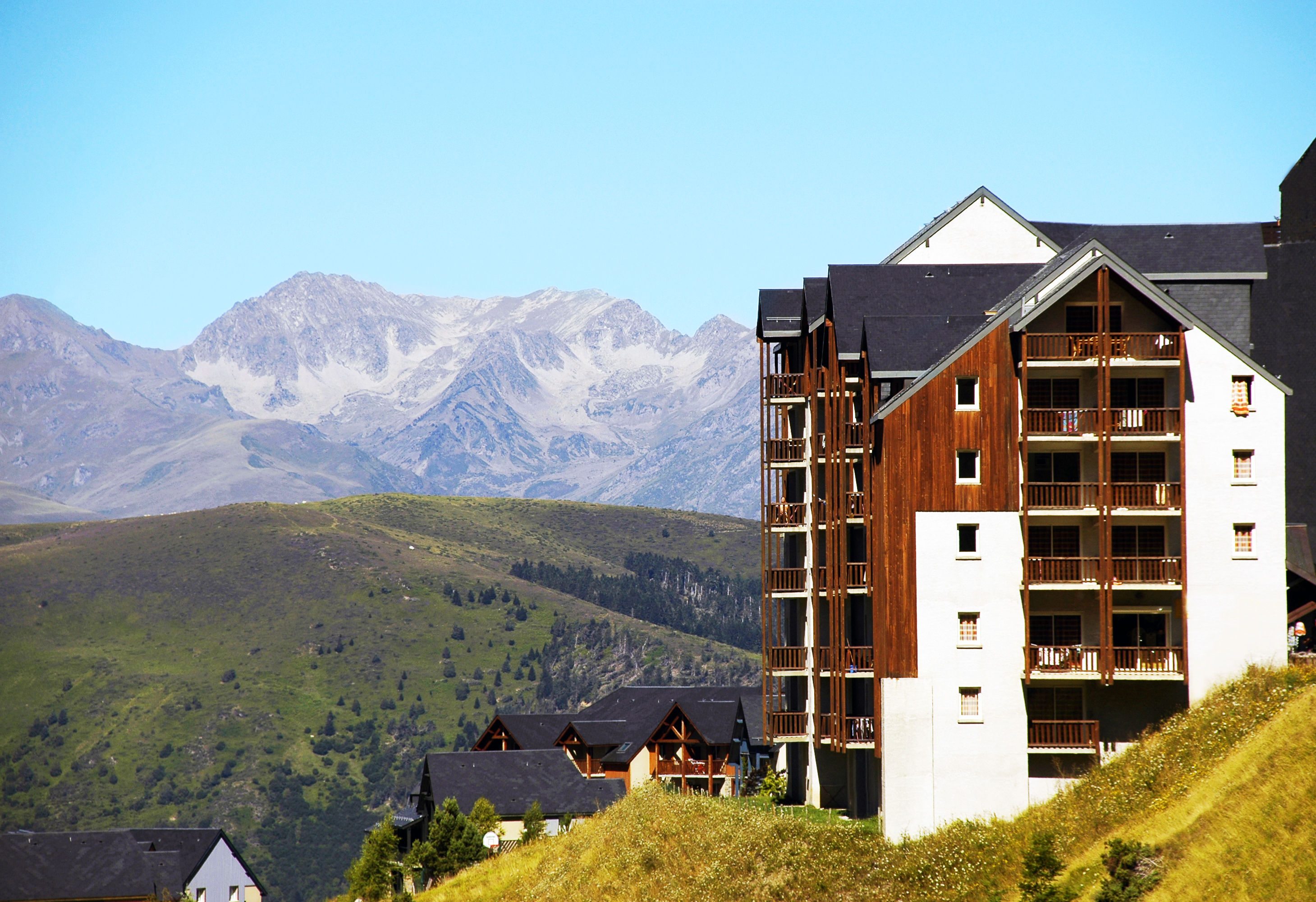 image Wake up to stunning views of the surrounding mountain ranges from this charming alpine property. Whether you're visiting for winter sports or summer hikes, the scenery is sure to impress.