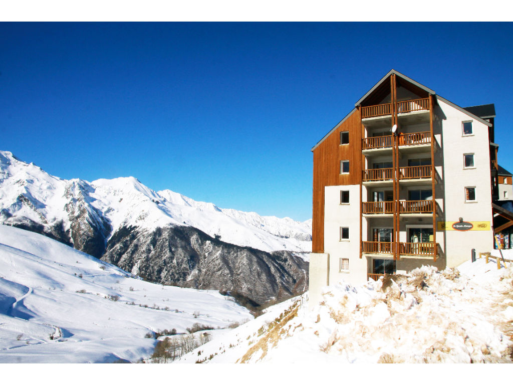 image This modern alpine getaway offers breathtaking panoramic views of snow-capped peaks. Perfect for ski enthusiasts, with easy access to slopes and après-ski activities.