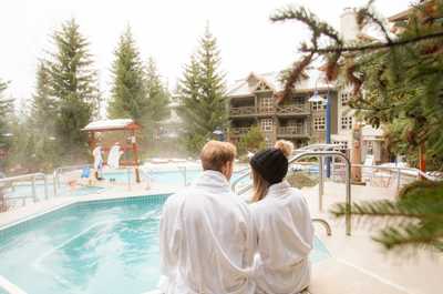 Hot tub + ski-in, ski-out access = your ideal winter retreat.