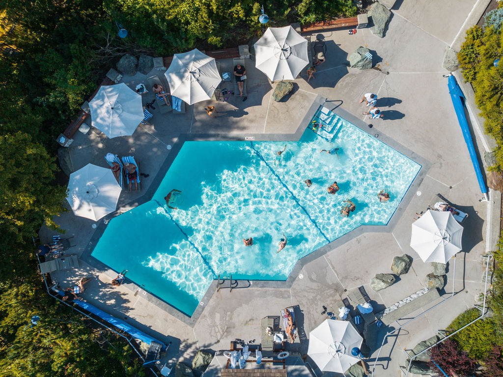 image Bird's-eye view of the pool, ideal for a summer day.