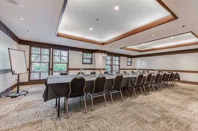 Flexible seating options for meetings or conferences.