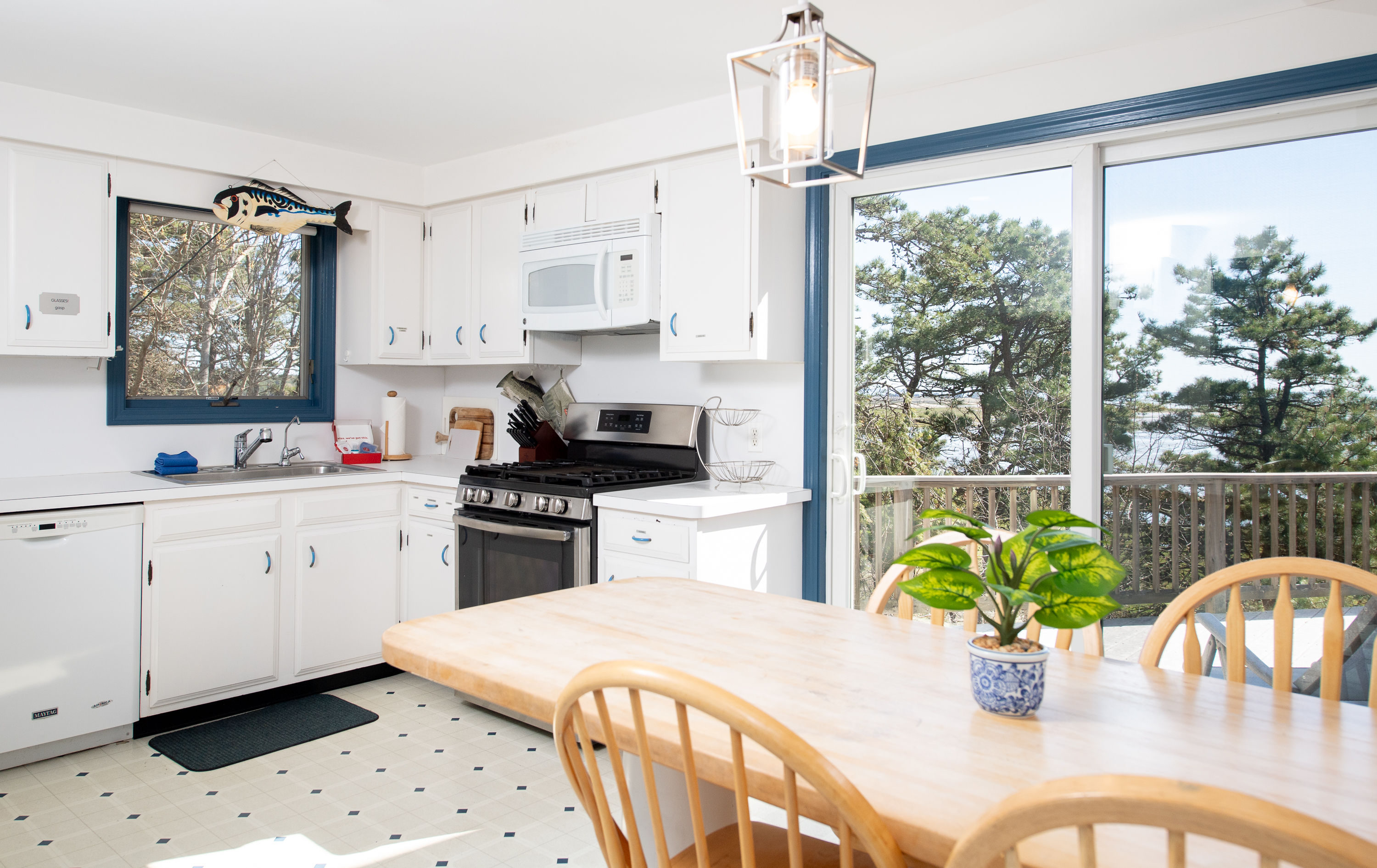 image Fully equipped kitchen and cozy dining area, perfect for enjoying family meals with a view.