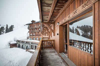 Relax on this charming balcony with sweeping views of snow-covered slopes and the quiet beauty of the mountains.