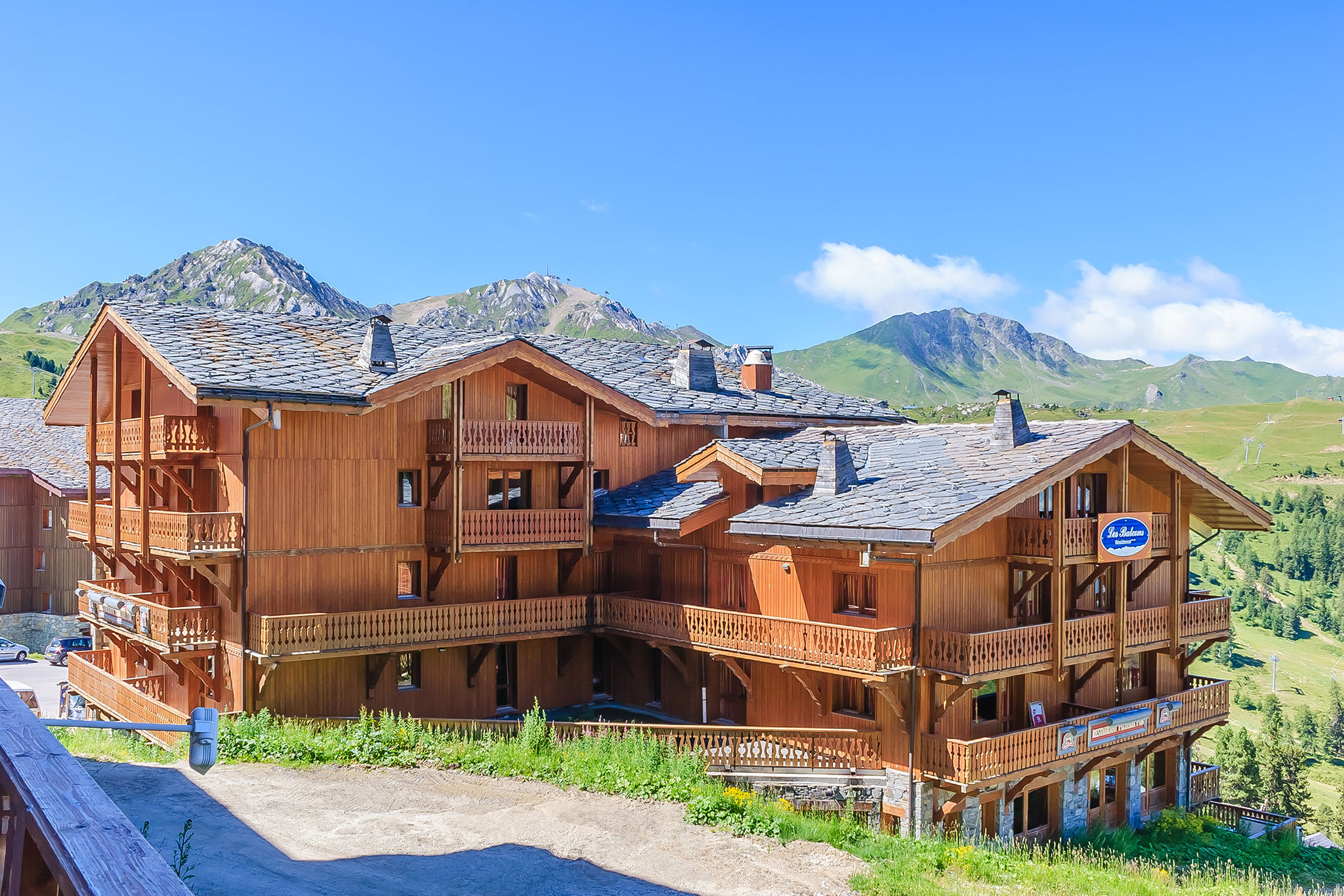 image Located in a serene mountain setting, this inviting resort provides a peaceful retreat with vast open skies and breathtaking scenery for a perfect getaway.