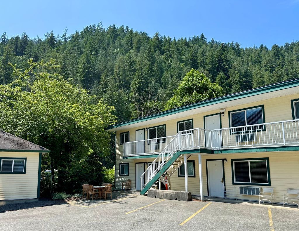 image Cozy holiday hideaway in Harrison Hot Springs, your perfect home away from home.