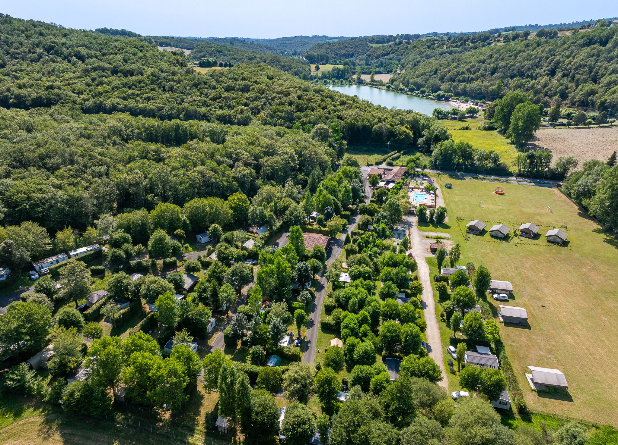 image Nestled in lush greenery, this tranquil campsite offers a perfect escape in the heart of Périgord Noir's stunning nature.