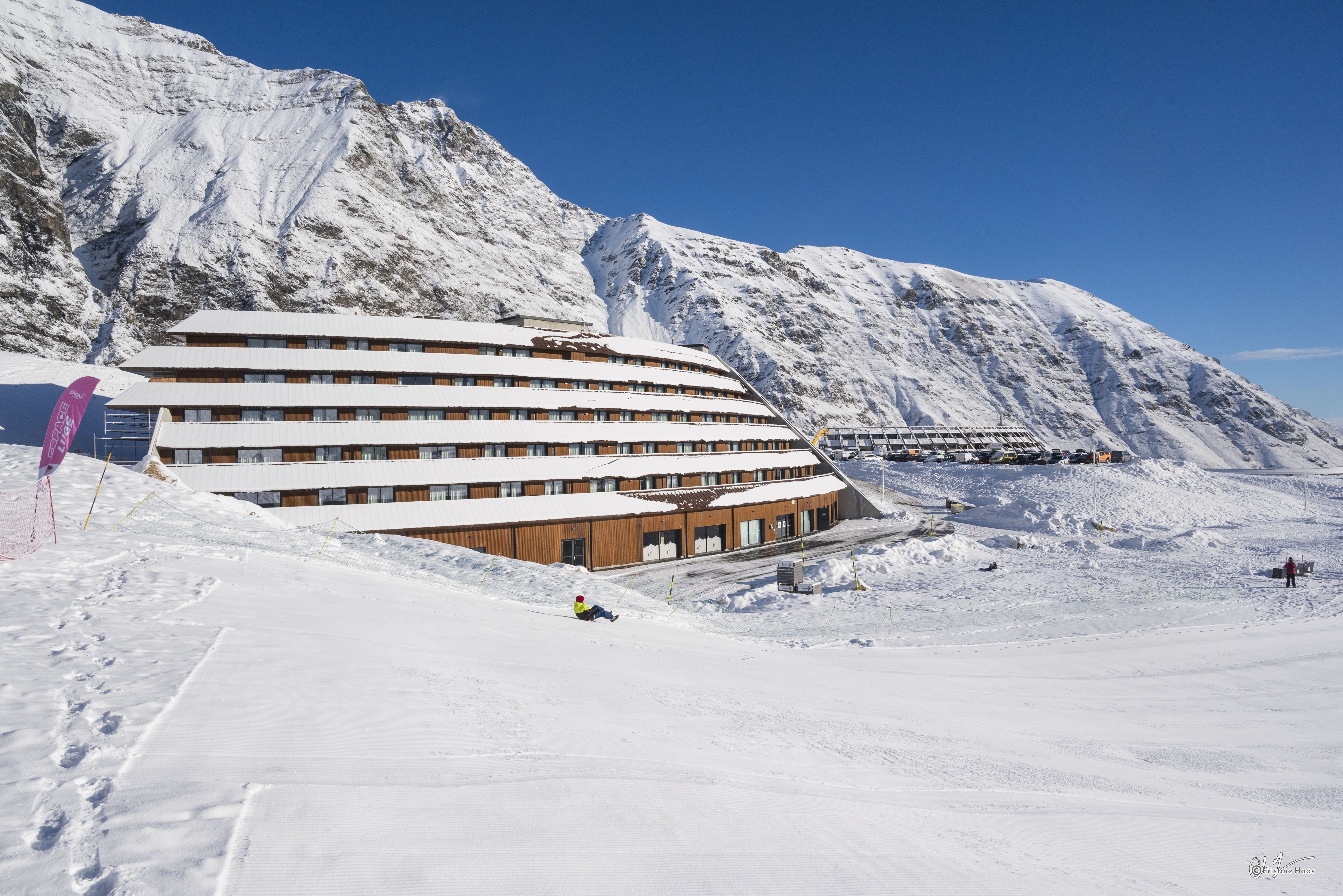 image Just steps from the ski lifts, this residence offers unparalleled access to the best of Piau’s pistes.