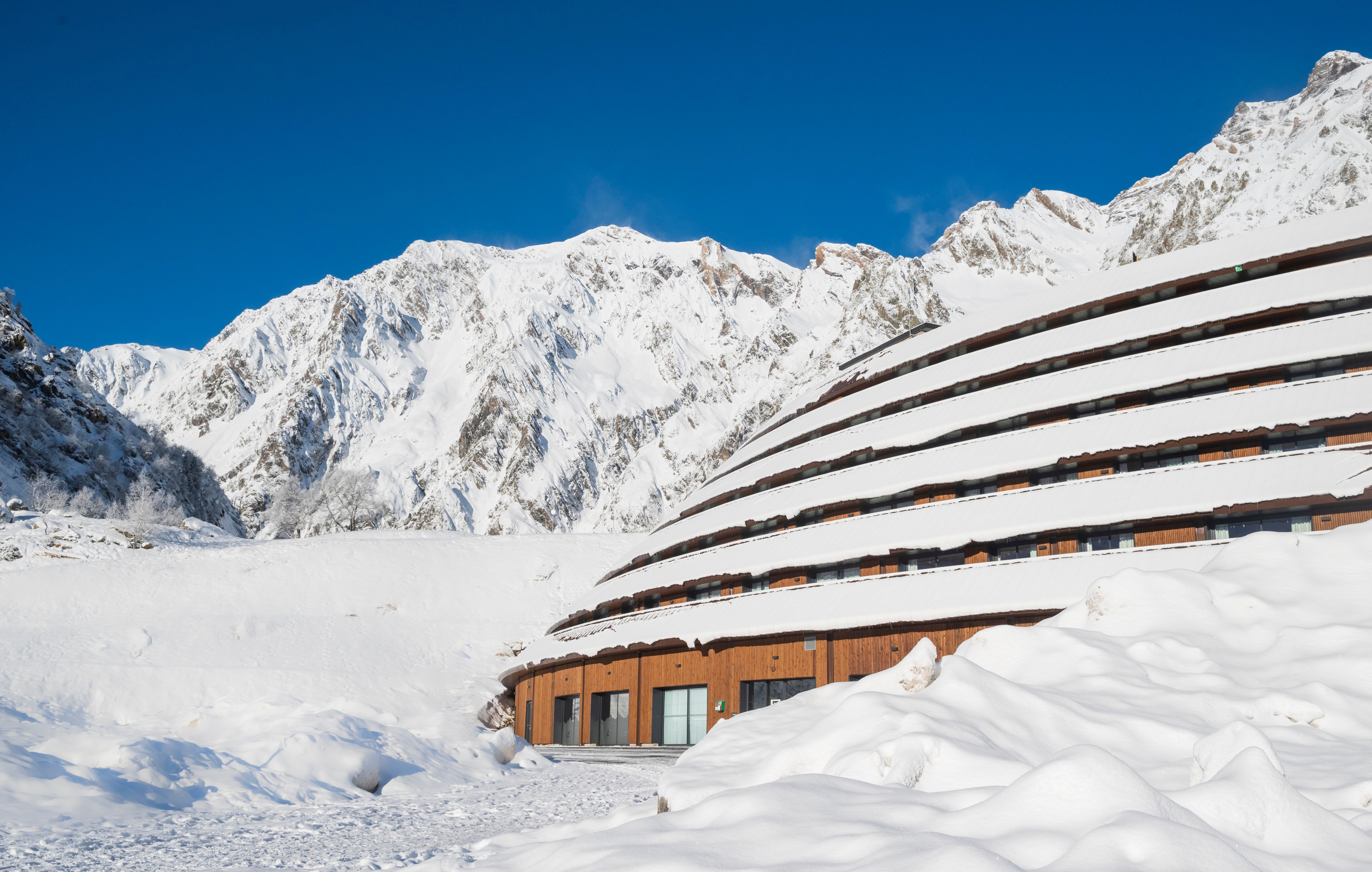 image Wake up to breathtaking mountain views in this ski-in/ski-out residence nestled in the heart of Piau-Engaly. 