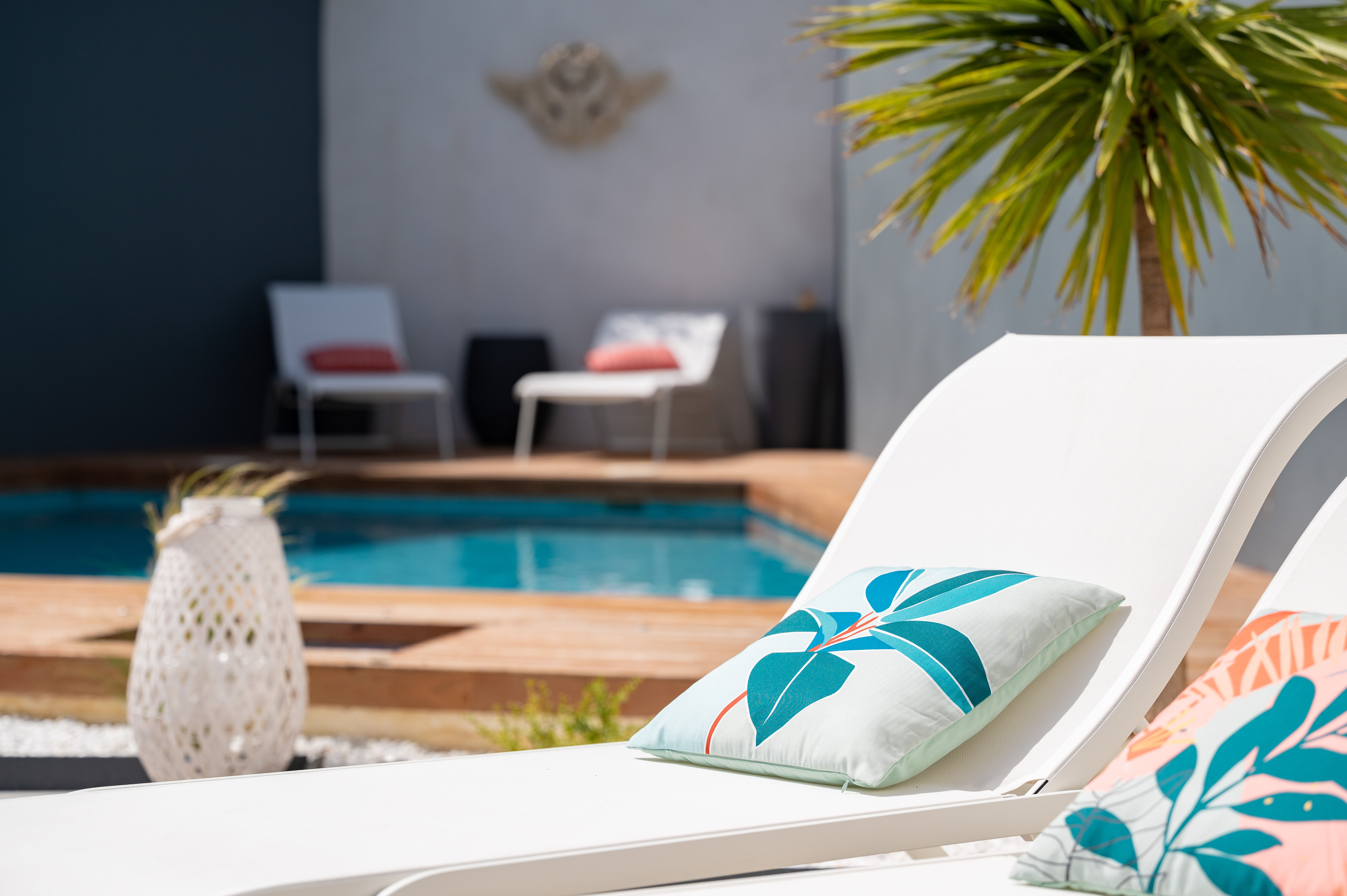 image Détendez-vous au bord de la piscine dans un transat confortable, parfait pour un moment de farniente sous le soleil méditerranéen.
