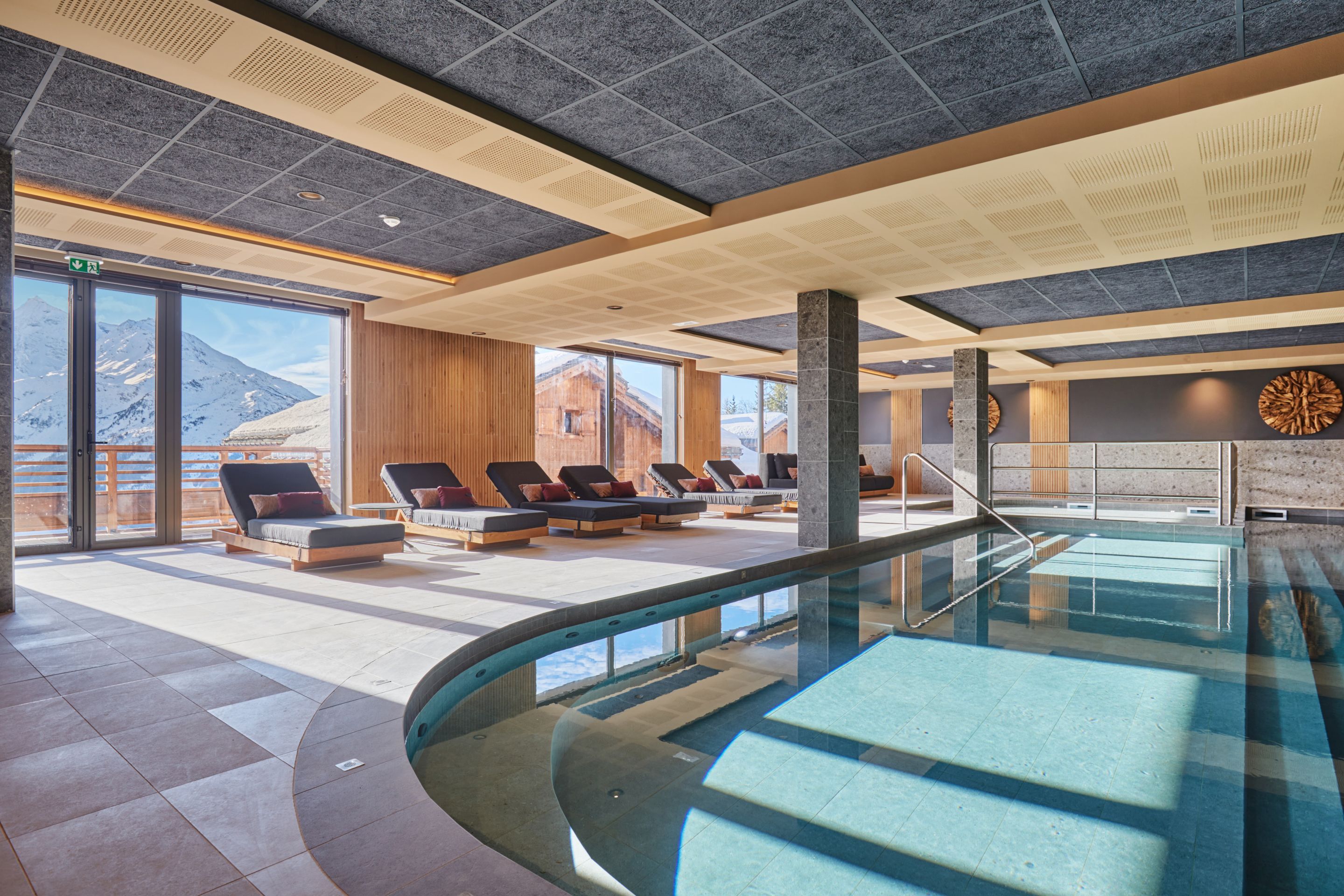 image Wide pool deck with loungers and natural light — a calm space to recover after a day on the San Bernardo slopes.