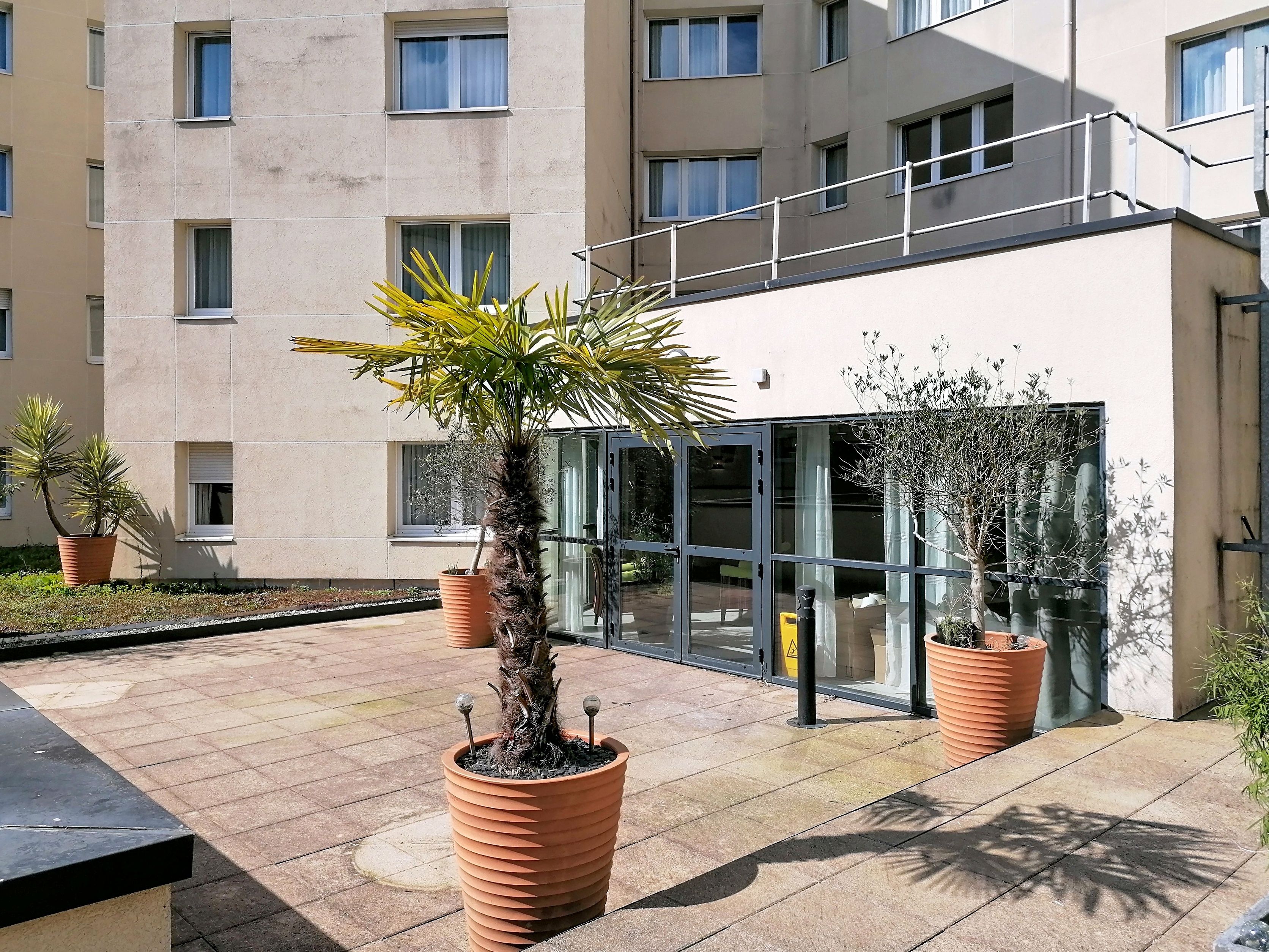 image Courtyard exterior view showing the building's rear facade and outdoor surroundings.