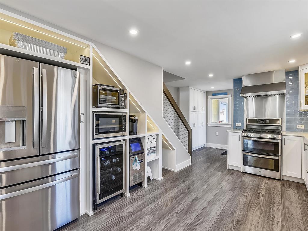 image Bright, modern kitchen featuring two dishwashers, beverage cooler, and chef’s gas stove—designed for effortless group meals and entertaining.
