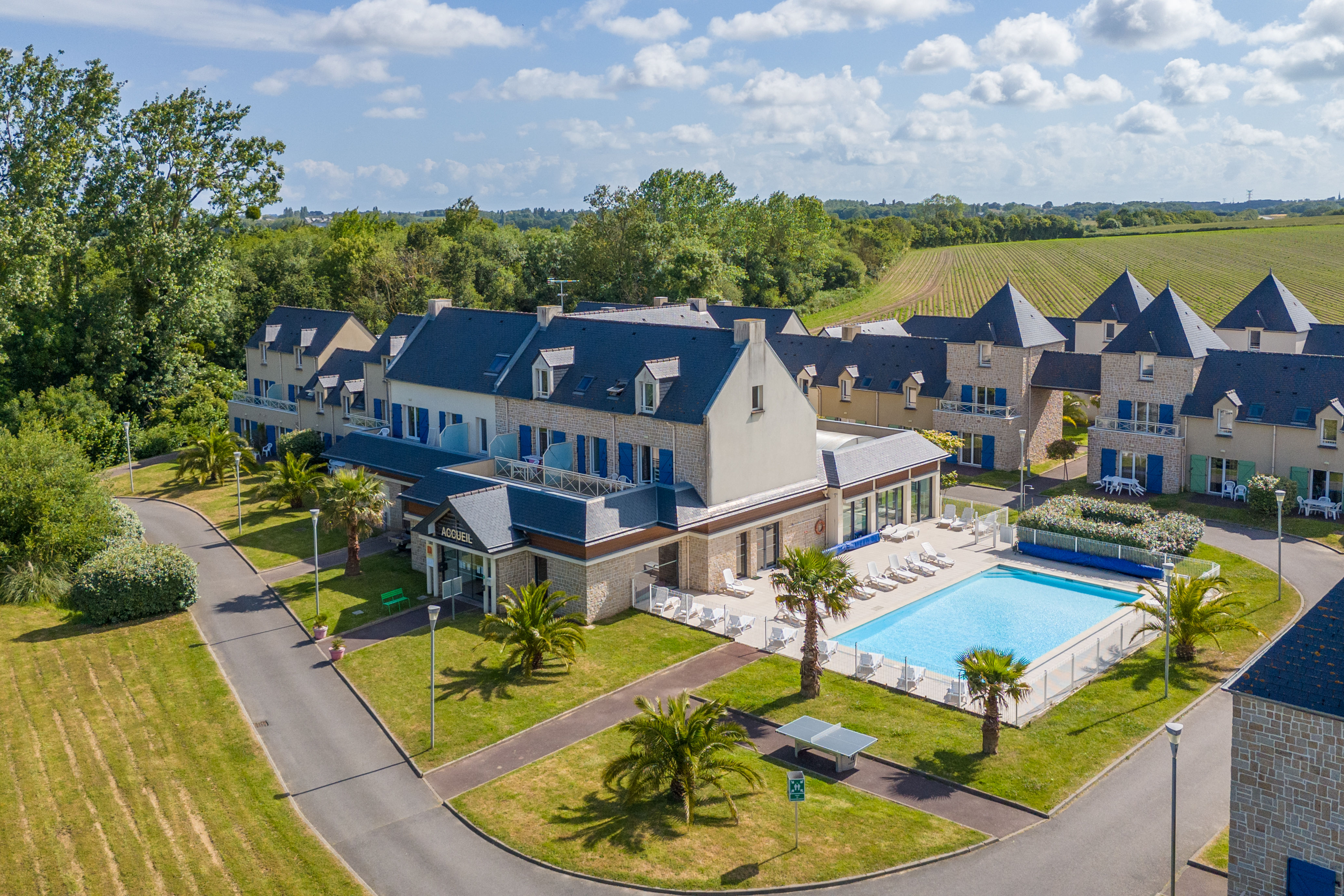 image Aerial view of Résidence Le Domaine des Mauriers, set in a peaceful green estate at the entrance to Saint-Malo.