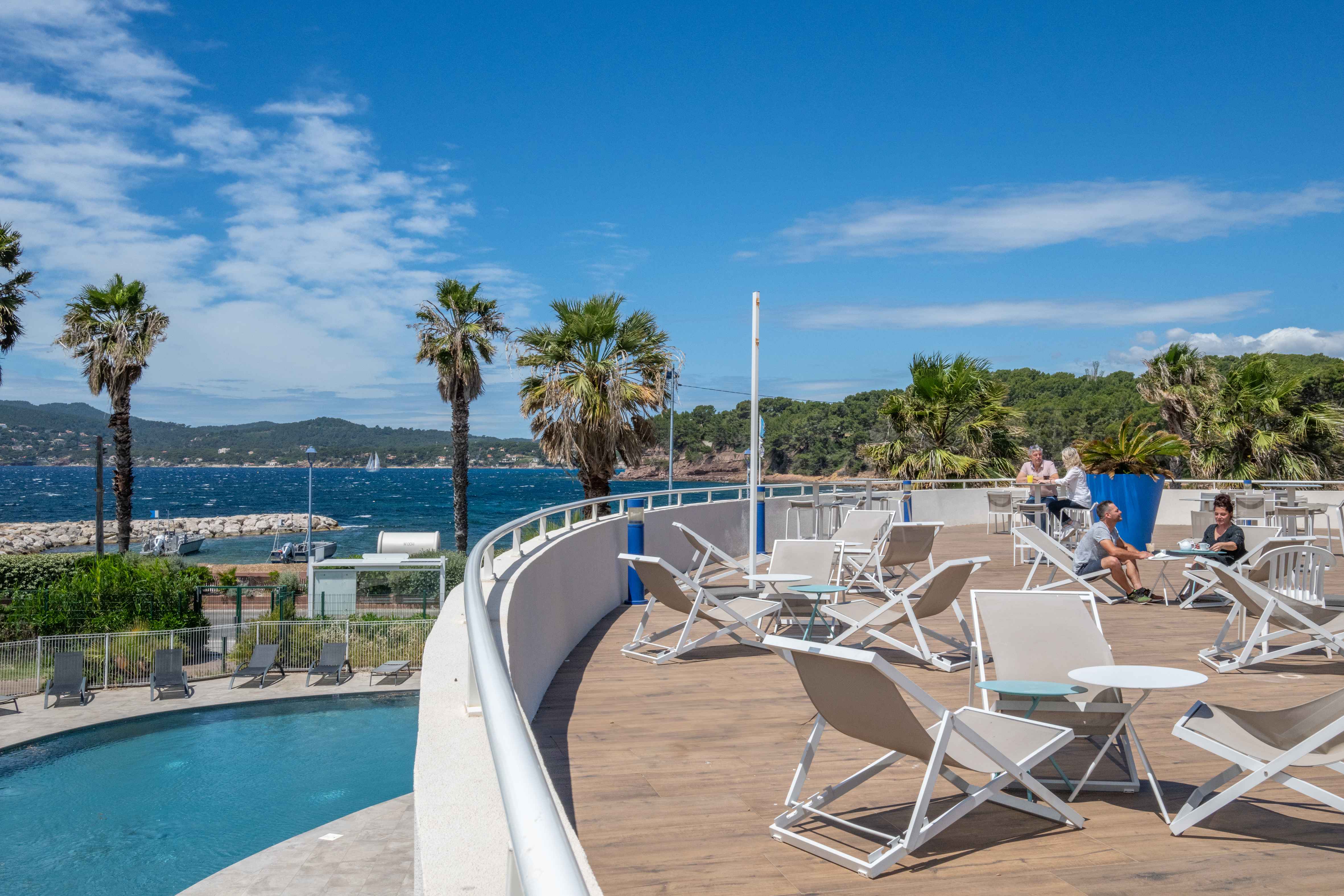 image The heated outdoor pool with the Saint-Mandrier marina as a backdrop — open from April to end of October, just steps from the beach.