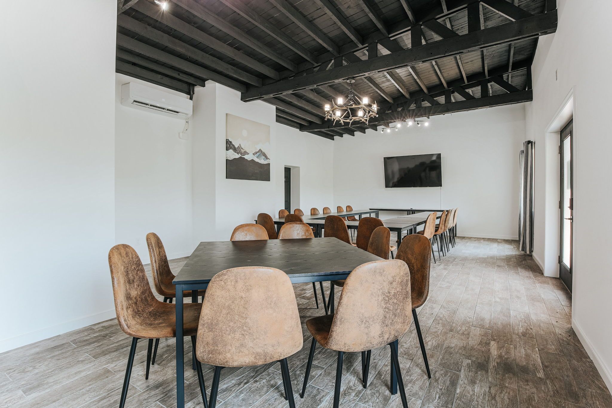 image Experience the modern charm of this versatile room, ideal for collaborative sessions and intimate gatherings.