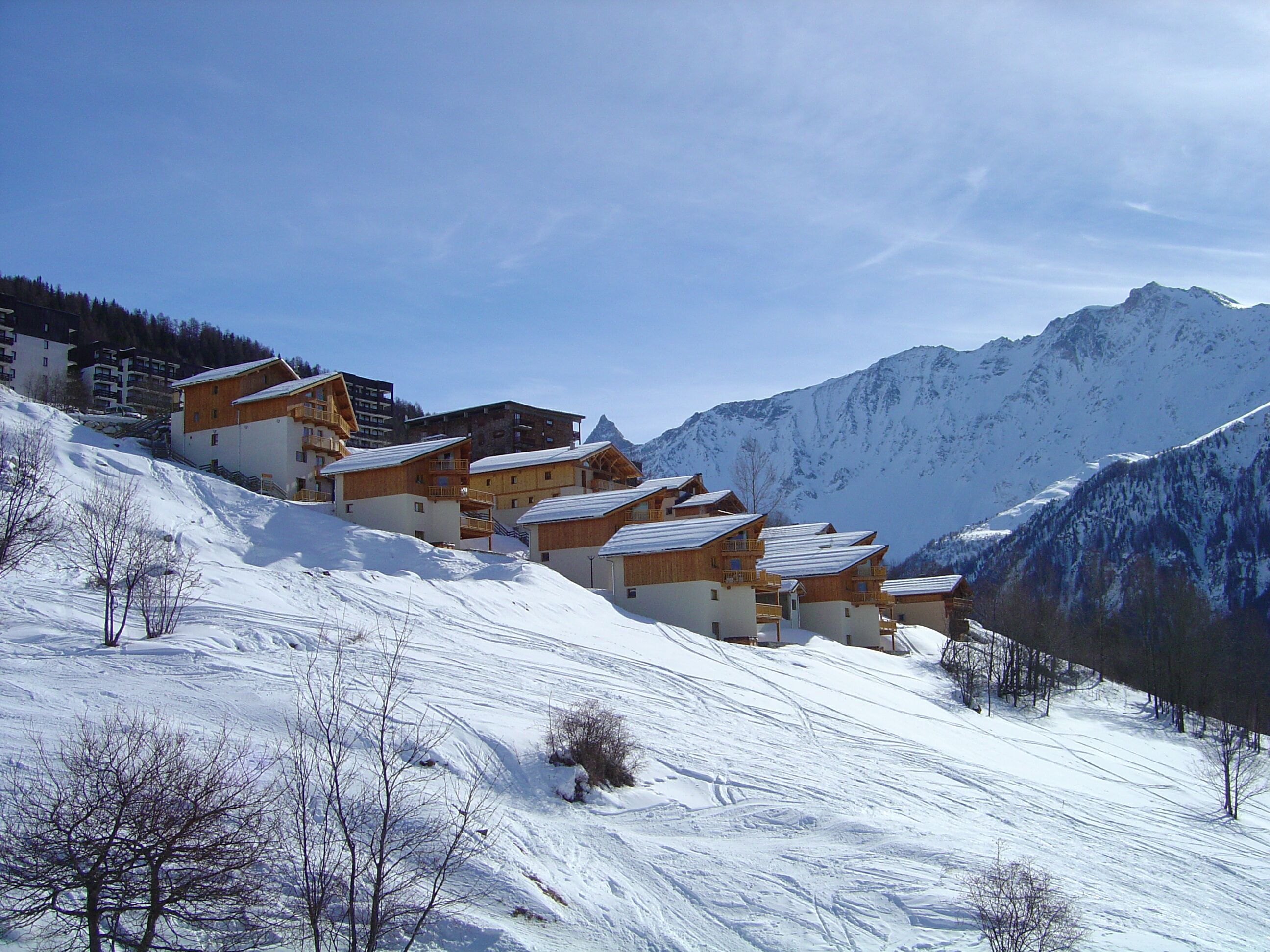 image South-facing chalets with direct access to the Paradiski ski area.