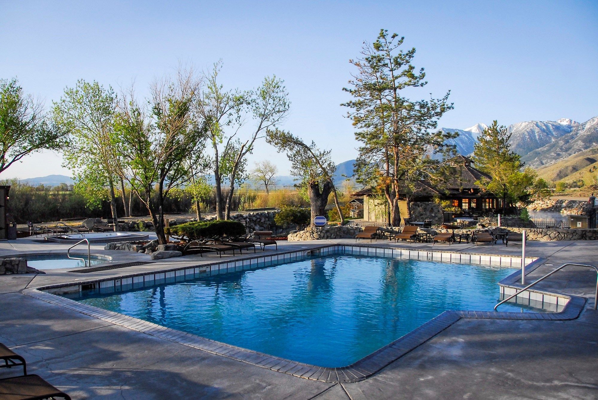image Outdoor pool framed by mountain views, a refreshing spot to spend a sunny afternoon.