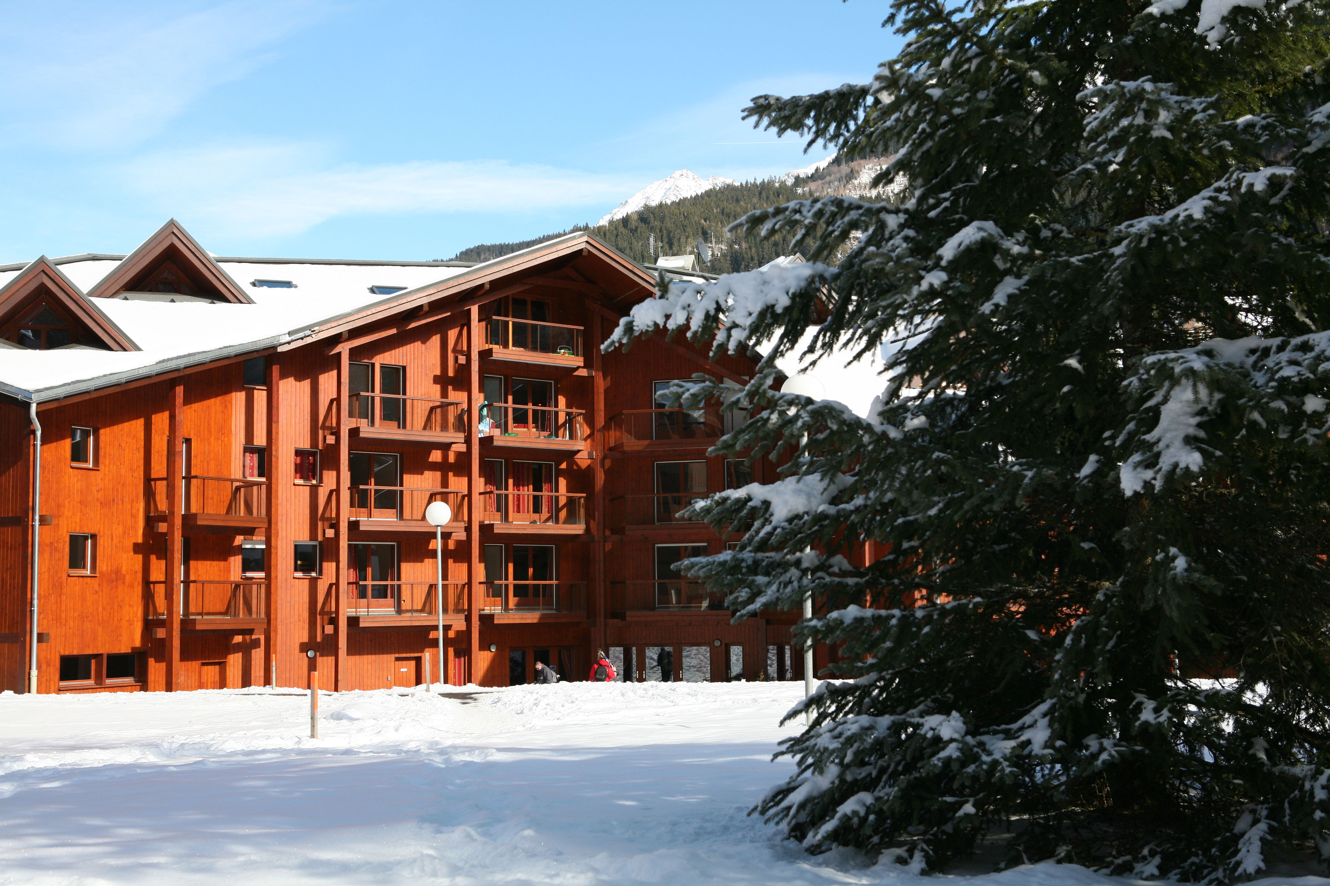 image Snow blankets the balconies while the peaks of Les Contamines rise behind.