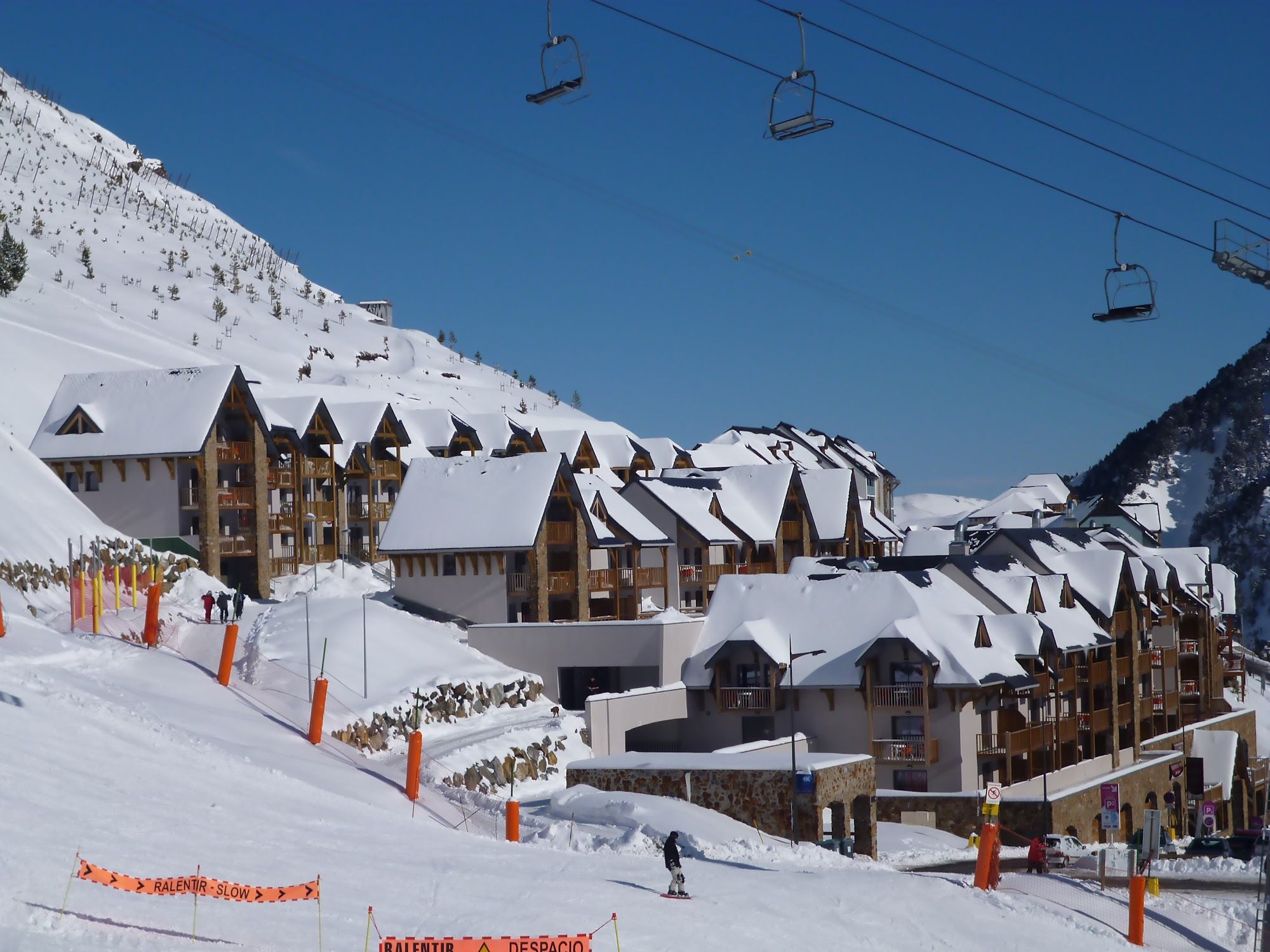 image Snow-covered mountain with wooden buildings and ski lift